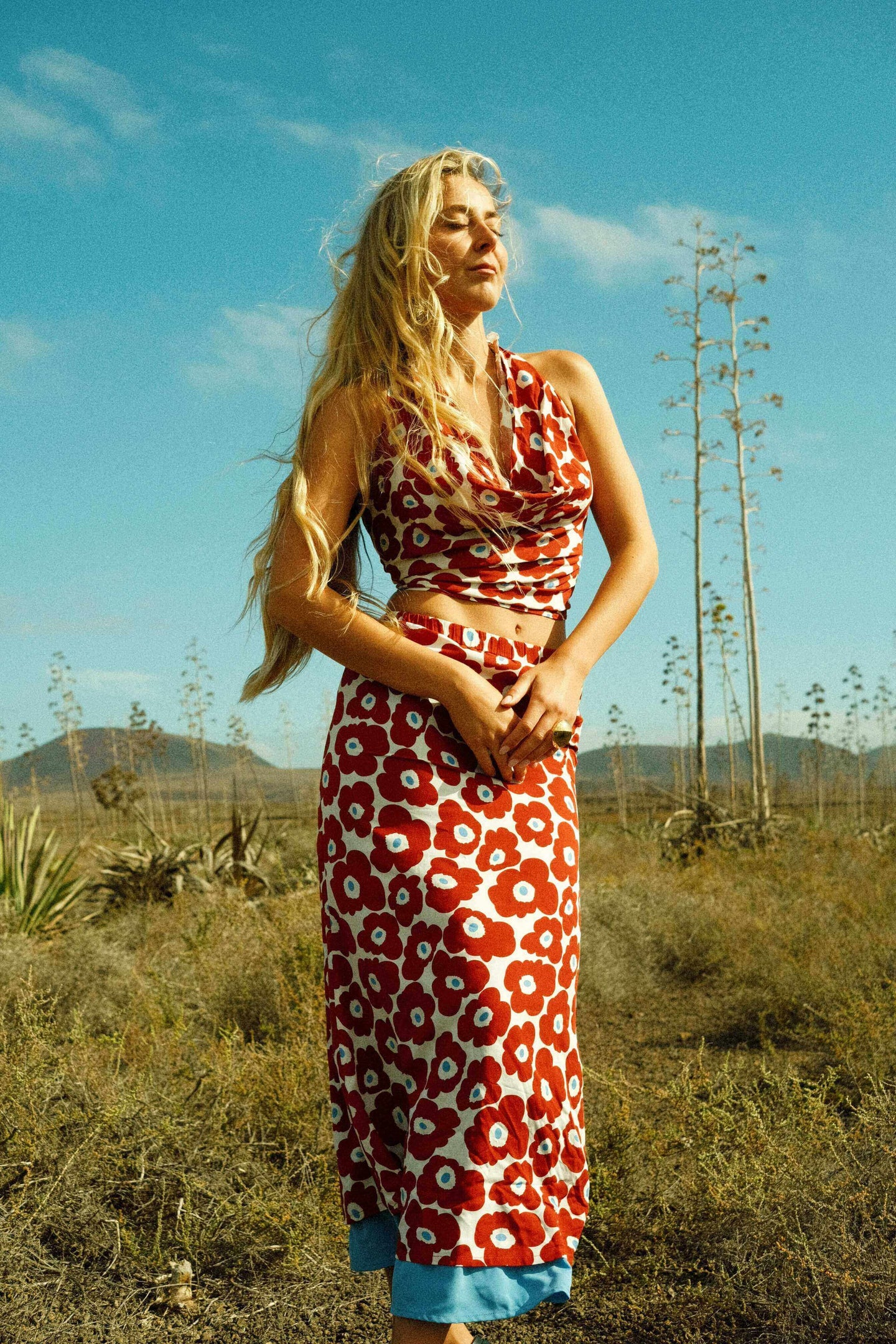 🌺 Flores para la noche: así se llevan los conjuntos arreglados este verano